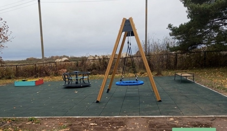 В Сухиничском районе благоустроили детскую площадку