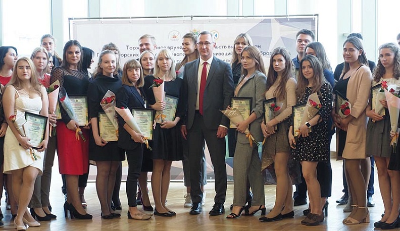 Калужским студентам вручили свидетельства об окончании губернаторских групп