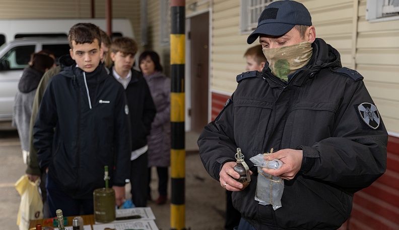 Калужские школьники получили первые паспорта на базе ОМОНа