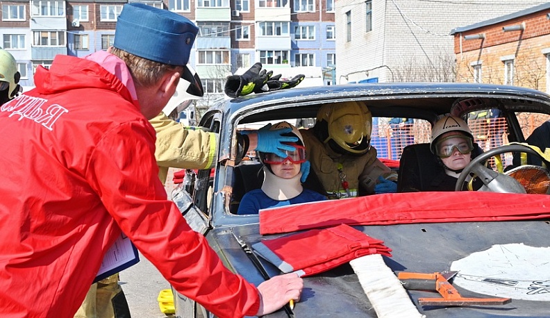 В Калуге проходят соревнования спасателей по оказанию помощи попавшим в ДТП