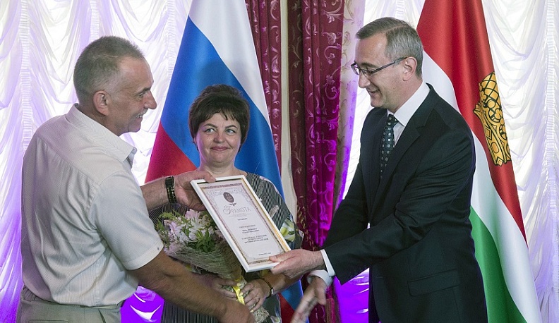 Губернатор поздравил лучшие семейные пары региона