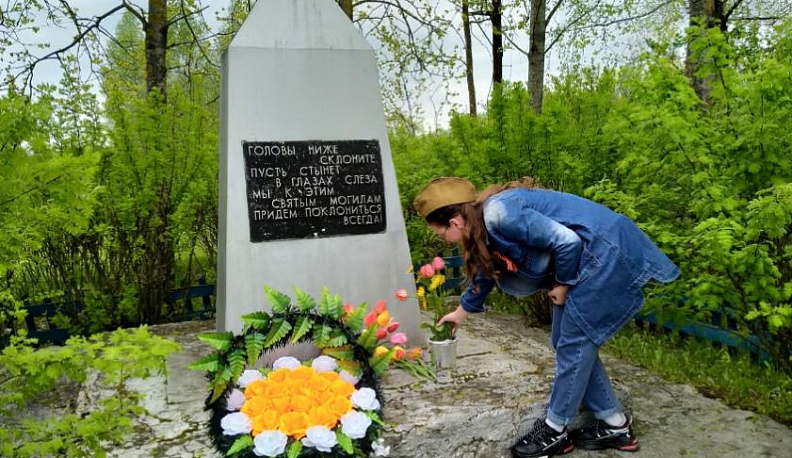 В Хвастовичах возложили цветы к воинскому памятнику