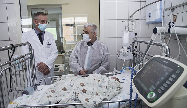 Виктор Михайлов  и Юрий Петренко в реанимации детской областной больницы.