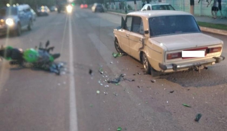 В Юхнове в аварию попали мотоциклист и водитель «шестерки»