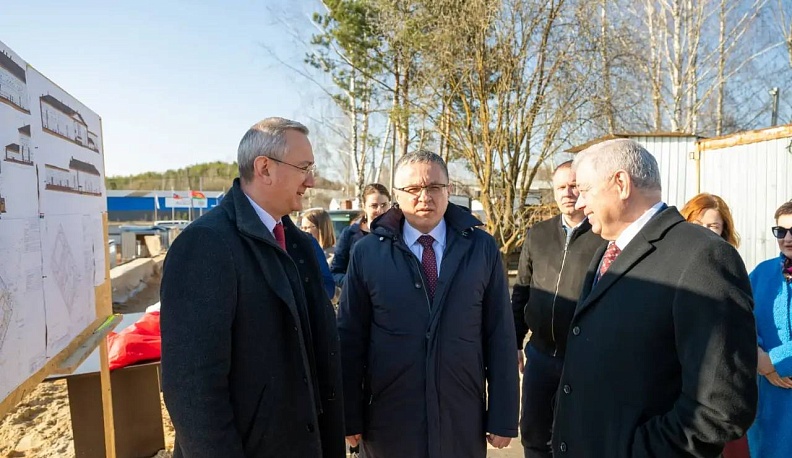 Владислав Шапша и Анатолий Артамонов проверили ход строительства двух школ в Калуге