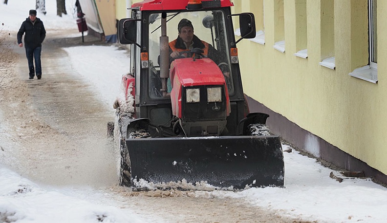 Сугробы в Калуге достигли трети метра