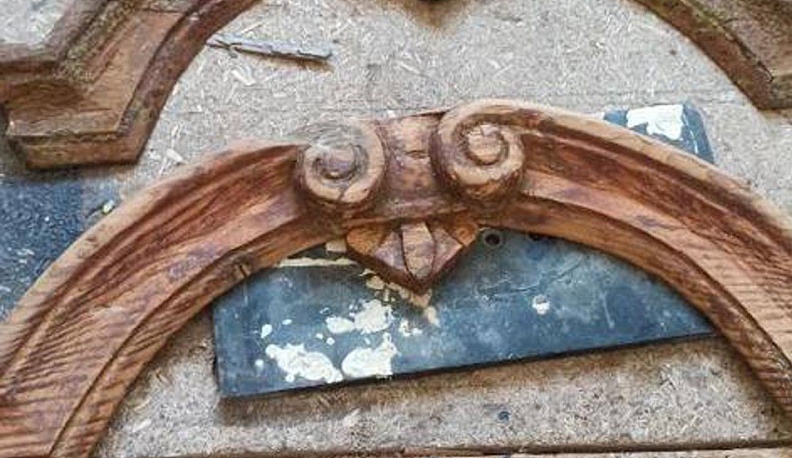 В Калуге реставраторы восстановили деревянную дверь на одном из исторических домов