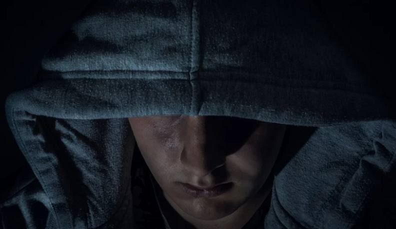 Попросил закурить: в Обнинске бомж ограбил мужчину