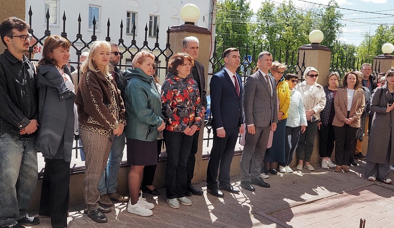 В Калуге открыли мемориальную доску воинам-связистам