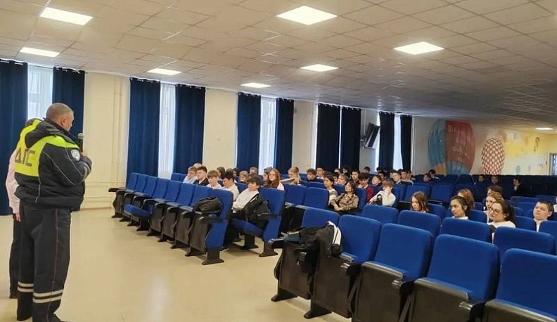 В Балабанове госавтоинспекторы и сотрудники подразделения по делам несовершеннолетних провели урок безопасности 