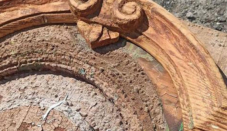 В Калуге реставраторы восстановили деревянную дверь на одном из исторических домов