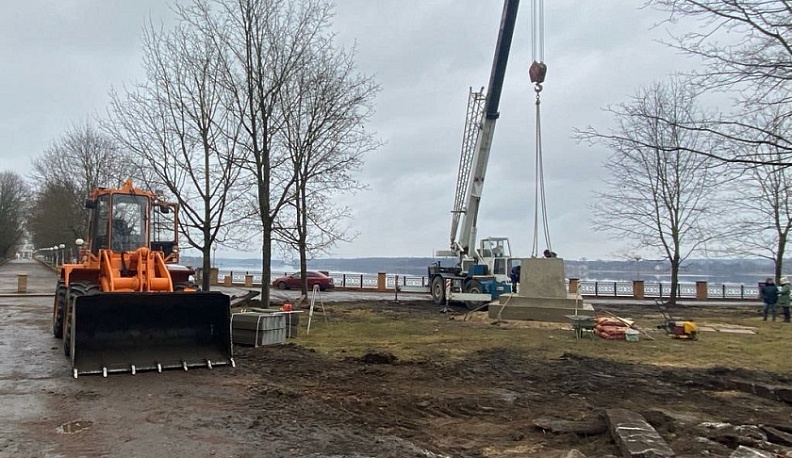 В Людинове начался монтаж фундамента памятника комсомольцам-подпольщикам
