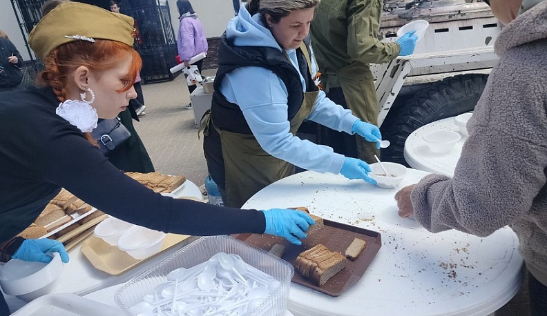 Калужан угостили солдатской кашей