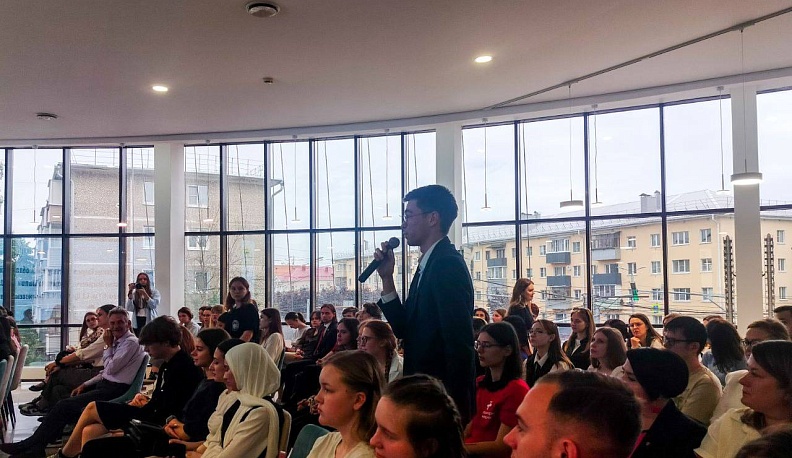 Владислав Шапша признался, что одним из ярких воспоминаний его студенческой жизни стала поездка в колхоз на картошку 