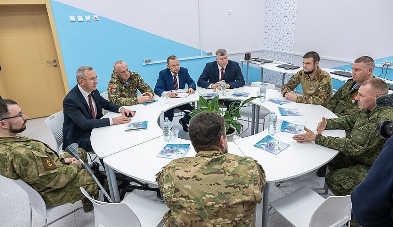 Владислав Шапша побывал на значимых объектах Дзержинского района и встретился с участниками СВО