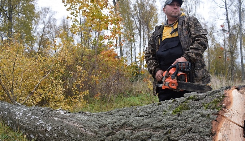В Тарусе заготавливают дрова для СВОих