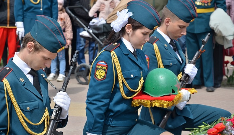 В Калуге возложили цветы к Могиле Неизвестного солдата