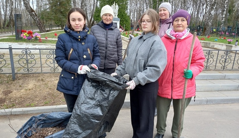 В Кондрове навели порядок на Братском захоронении и на Аллее Героев
