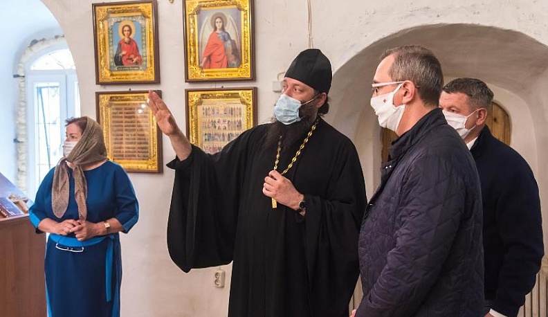 Владислав Шапша оценил ремонт дороги и храма в селе Боровенск