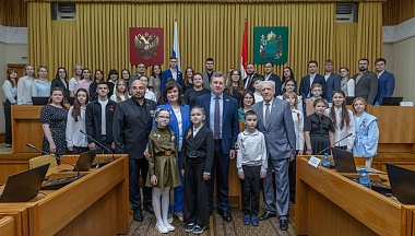 В калужском парламенте наградили призёров конкурса рисунков «Наша Победа»
