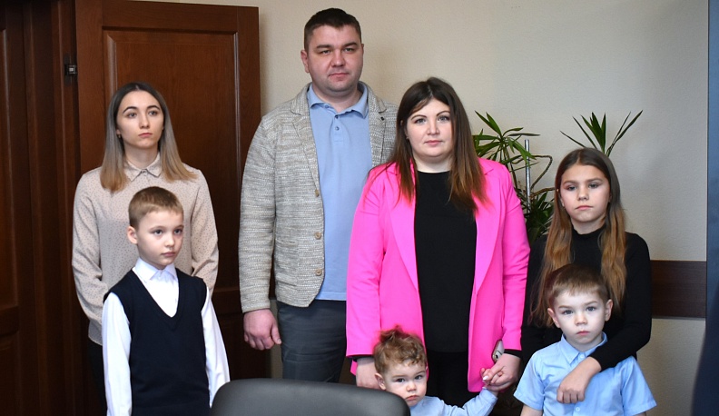 Двум кировским семьям вручили сертификаты на покупку жилья