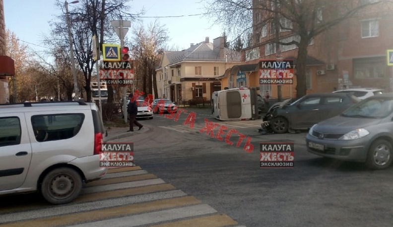 В центре Калуги перевернулась скорая помощь 