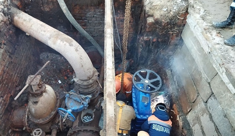 В калужском микрорайоне Терепец работы на водопроводе продолжатся до утра