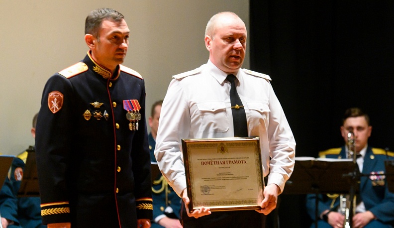 В Калуге сотрудникам Росгвардии вручили региональные награды в профессиональный праздник