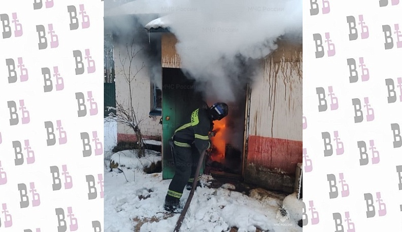 В Калужской области загорелось заброшенное здание