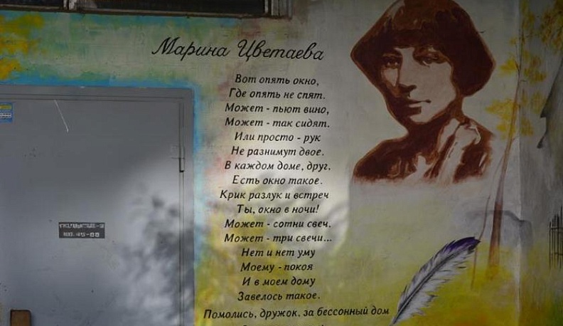 В Тарусе появились картины на подъездах