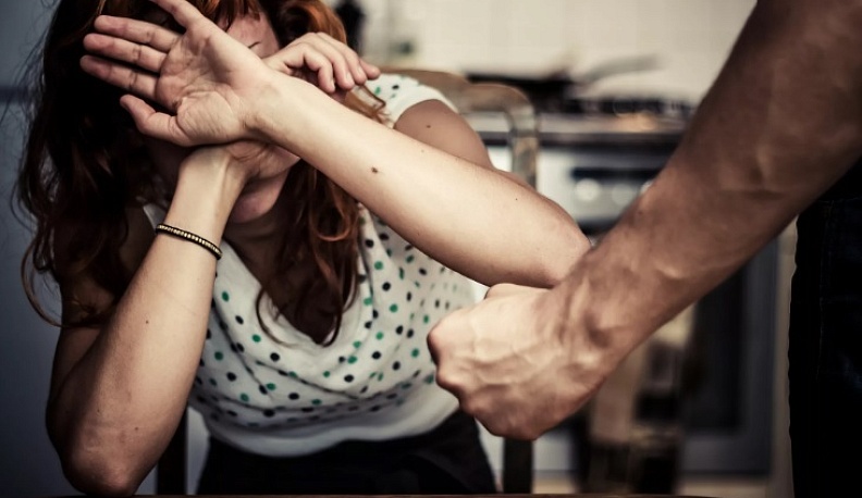 В Кировском районе мужчина пытался задушить знакомую