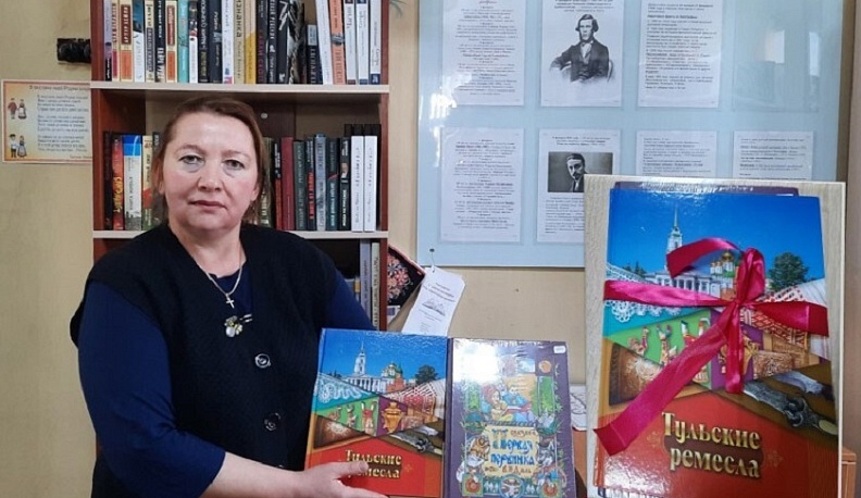 Мещовцы дарят любимой библиотеке книги