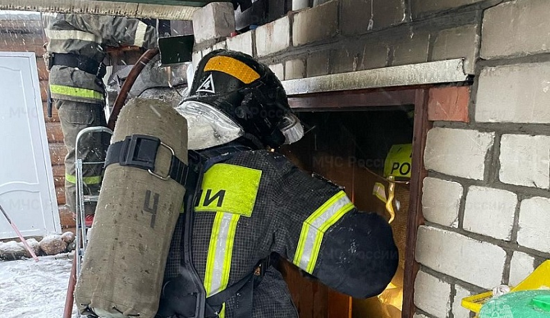 В Людиновском районе загорелась баня