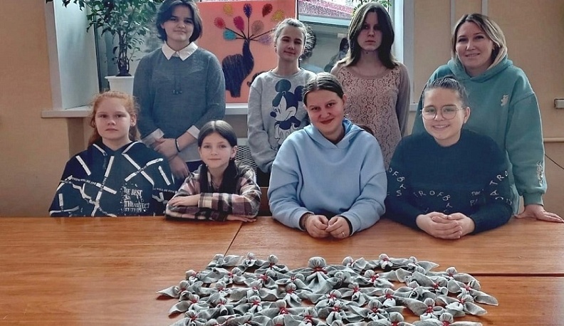 Школьники Калужской области создают своими руками талисманы для бойцов СВО