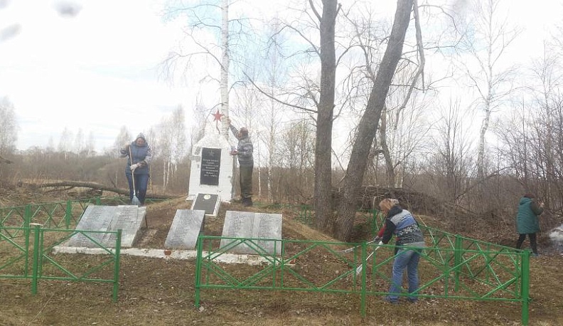 Могиле этой дорогой всем сердцем поклонись…