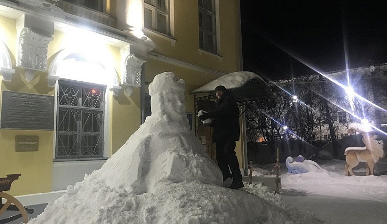 В Калуге во дворе музея изобразительных искусств возводят снежные фигуры