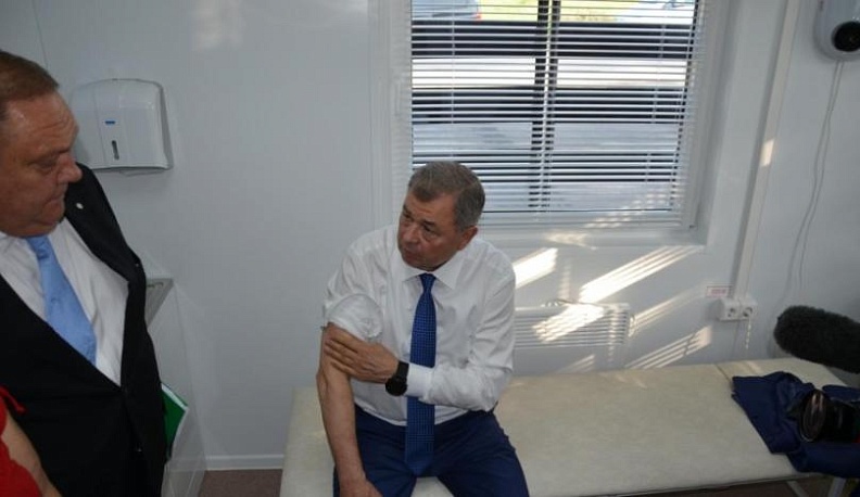 Губернатор сделал прививку в новом калужском ФАПе