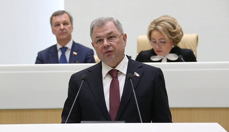 Анатолий Артамонов поздравил калужанок с 8 Марта