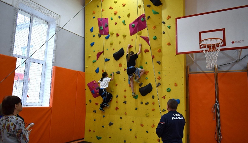 В Кирове впервые прошли соревнования по скалолазанию