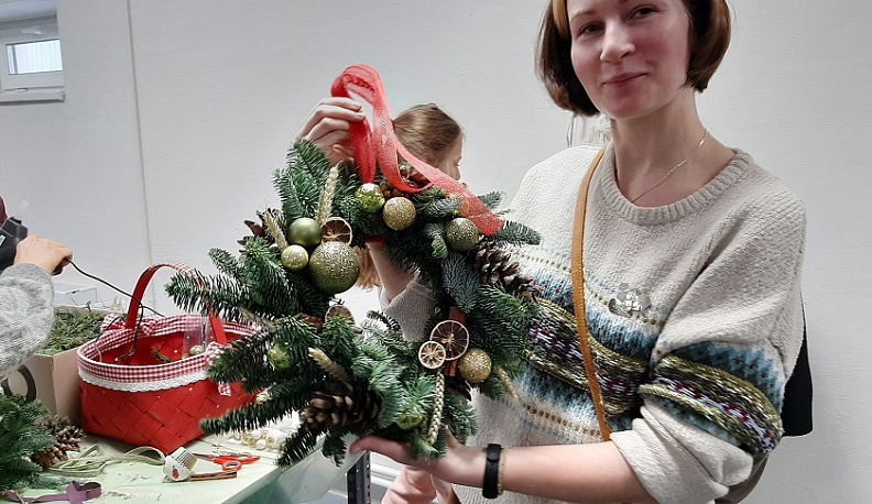 В Тарусе мастерили предметы декора из шишек румелийской сосны