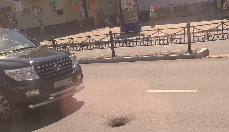 В центре Калуги провалился асфальт
