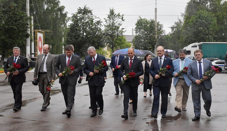 Анатолий Артамонов находится с рабочей поездкой в Костроме