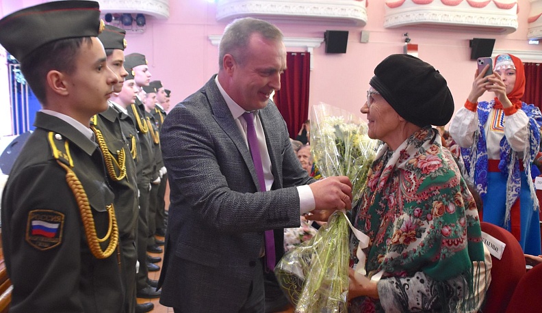 На 8 Марта людиновским женщинам преподнесли музыкальные номера и воздушные шары