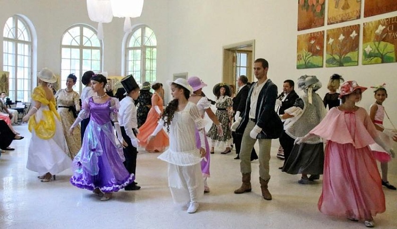 В лёгком танце закружась…