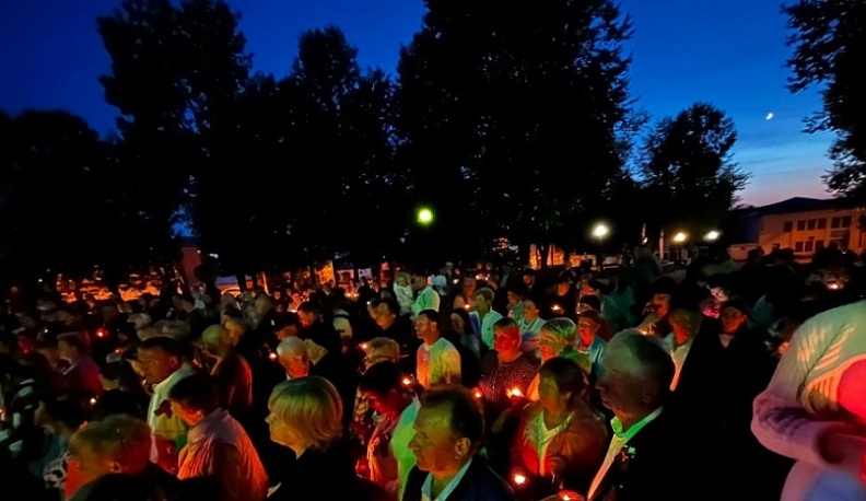 В Жуковском районе жители почтили память погибших воинов и зажгли свечи