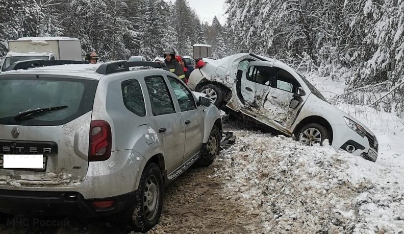 Два Renault столкнулись на трассе в Калужской области