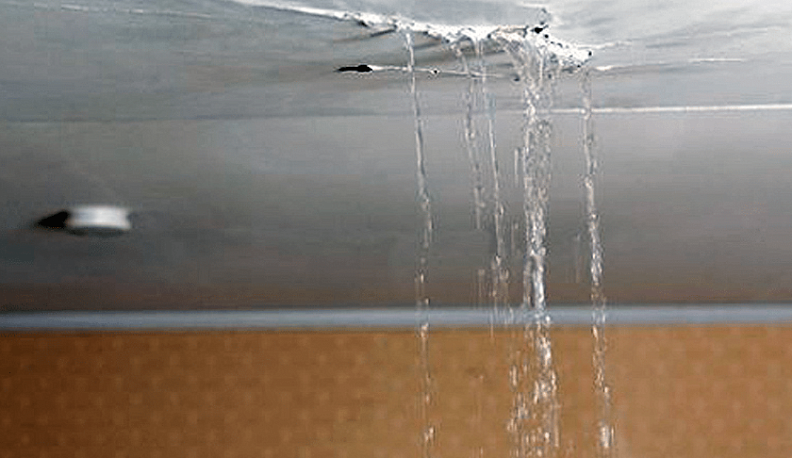 После жалобы в соцсетях ГЖИ занялась проблемой протечки крыши в доме Калуги