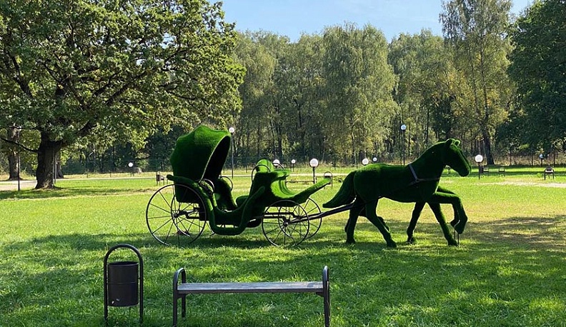 В парке Ферзикова появились четыре зеленых фигуры