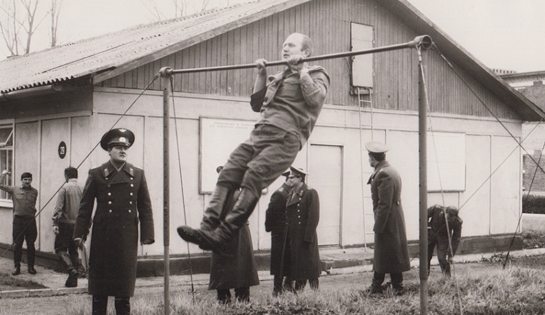 «Делай как я!» Начальник штаба Юмакулов выполняет нормативы на турнике.