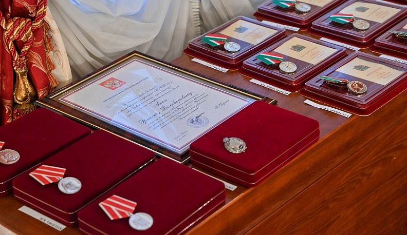 Владислав Шапша вручил награды медикам Калужской области